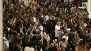 Presiden Joko Widodo (Jokowi) melambaikan tangan saat blusukan ke Mal Ciputra Seraya, Pekanbaru, Provinsi Riau, Selasa (8/5). Dalam blusukan di mal itu, Presiden sempat berbelanja sepatu dan sweater untuk dipakai sendiri. (Liputan6.com/Herman Zakharia)