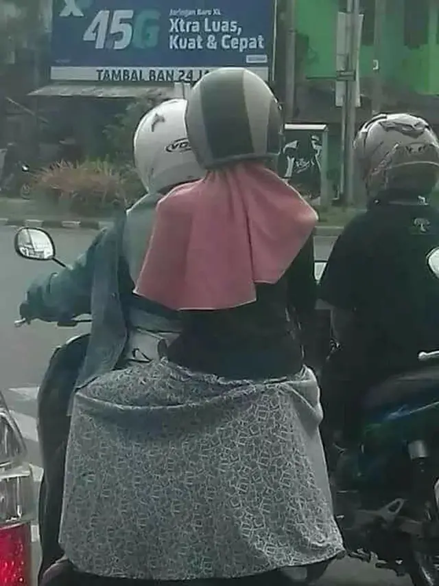 Kumpulan Potret Aksi Ibu-Ibu di Jalan Raya Naik Motor yang Bikin Geleng-Geleng Kepala (ist)