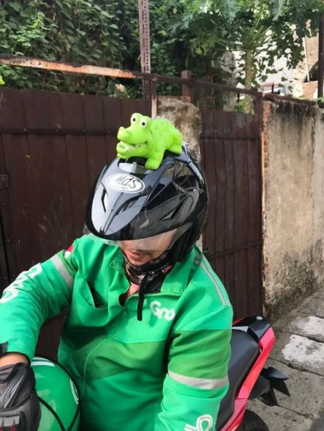 6 Aksesoris Tambahan di Helm Ojek Online Ini Kelewat Unik, Kocak