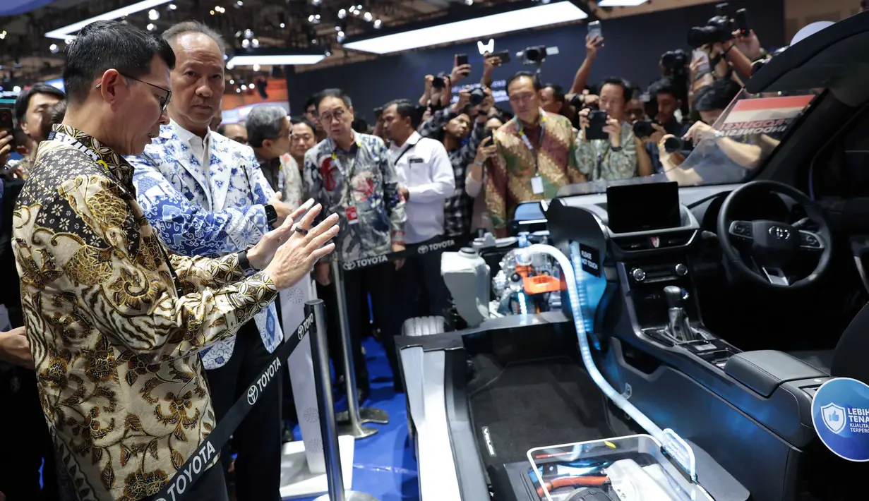 Menteri Perindustrian (Menperin) Agus Gumiwang menyaksikan produk otomotif  saat pembukaan Gaikindo Indonesia International Auto Show (GIIAS) 2026 di Tangerang, Banten, Kamis (30/7/2026). (KLY/Budy Santoso)