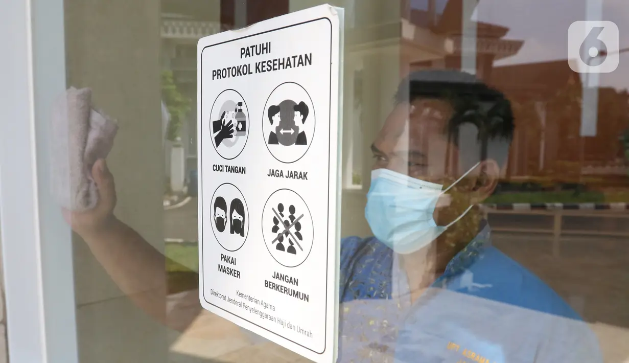 Petugas membersihkan kaca untuk persiapan kedatangan calon jemaah haji di Asrama Haji Pondok Gede, Jakarta, Senin (23/5/2022). Asrama Haji Pondok Gede Jakarta siap melayani calon jemaah haji 1443 H/2022 M, yang dijadwalkan mulai masuk asrama pada 3 Juni 2022 mendatang sebelum keberangkatan menuju Tanah Suci Mekkah dan Madinah di Arab Saudi. (Liputan6.com/Herman Zakharia)