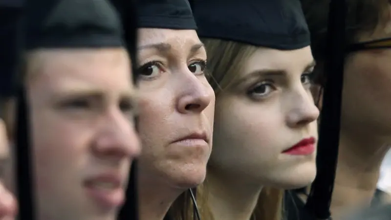 Wisuda Sarjana, Emma Watson Dijaga Bodyguard Bersenjata Api