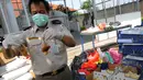 Petugas melakukan pengecekan pada bangkai anak ayam yang akan dimusnahkan, Tanggerang, Selasa, (10/3/2015). Pemusnahan ratusan anak ayam ini sebagai pencegahan penyebaran penyakit. (Liputan6.com/Faisal R Syam)