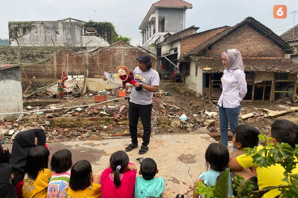 sejumlah komunitas dongeng di Jawa Timur berikan trauma healing terhadap anak- anak korban banjir Kalibaru Banyuwangi (Hermawan Arifianto/Liputan6.com)