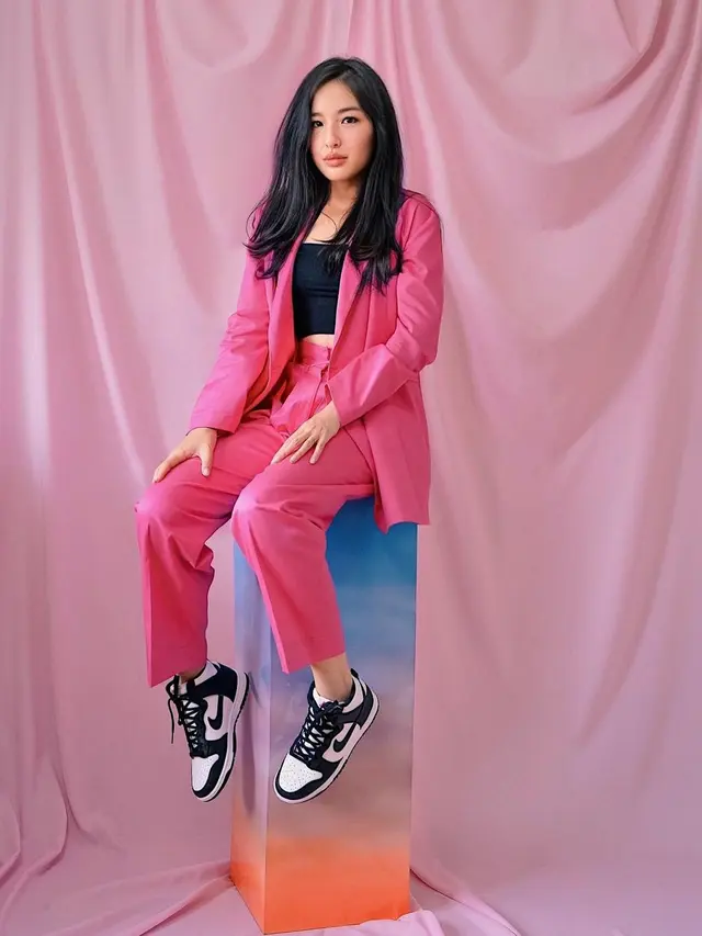 6 Inspirasi Outfit Bernuansa Pink Istri Chef Arnold, Tiffany Soetanto untuk Kesan yang Feminin