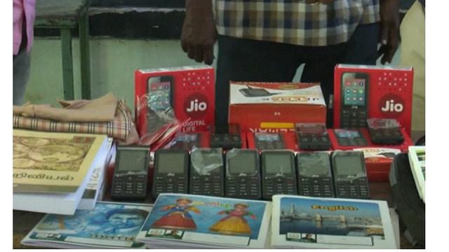 Haru, Guru-Guru Ini Kumpulkan Gaji untuk Belikan Murid HP Demi Sekolah Online