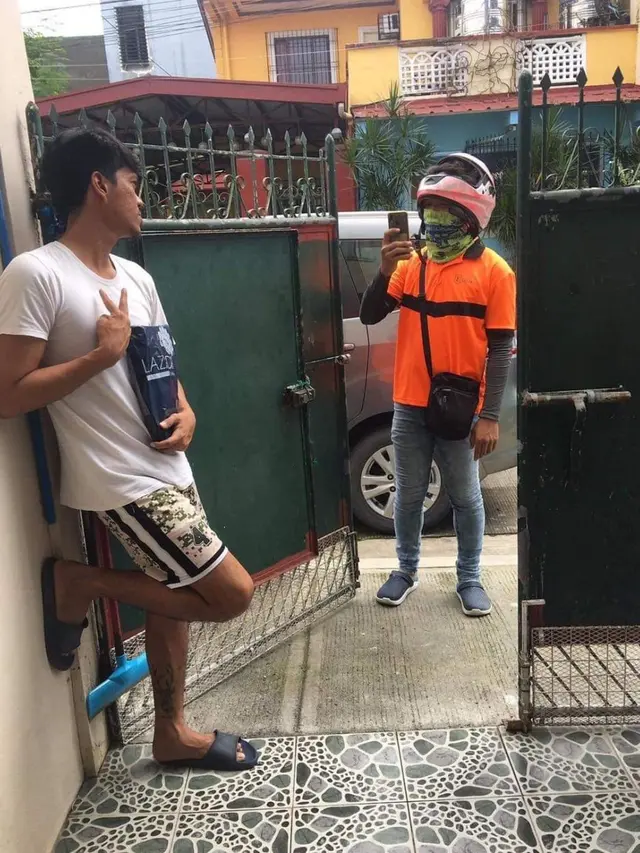 6 Pose Kocak Cowok Terima Paket, Kurir Jadi Geleng Kepala