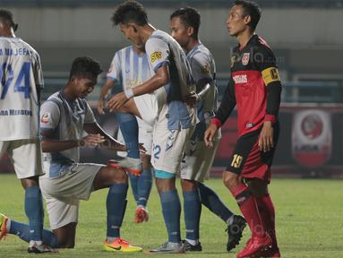 Para pemain PSIS Semarang merayakan gol Hari Nur Yulianto saat melawan PS Mojokerto pada laga 8 besar  grup Y Liga 2 Indonesia di Stadion GBLA, Bandung, Sabtu (18/11/2017). PSIS Semarang menang 3-0. (Bola.com/Nicklas Hanoatubun)