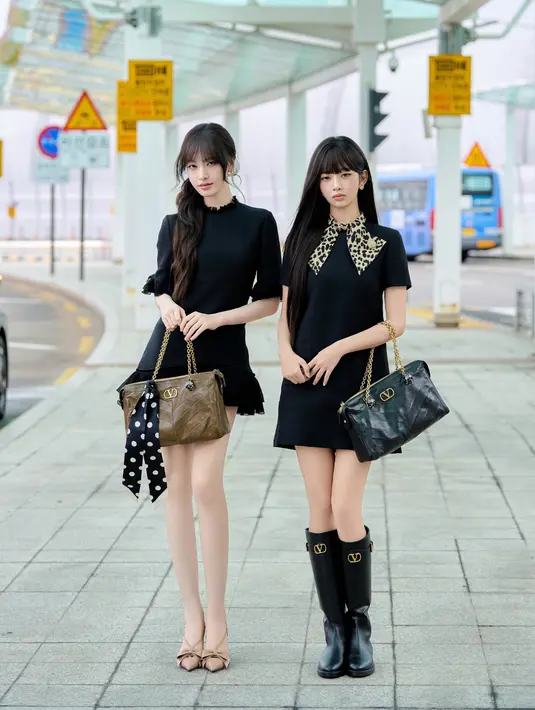 Liz dan Rei dari girl grup IVE tampil dengan busana kompak dress hitam. Keduanya membawa tas Valentino Gravani Panthea berbeda warna. [Dok. Valentino]