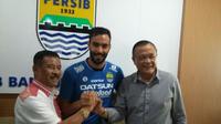 Playmaker asal Argentina, Marcos Flores resmi teken kontrak di Persib Bandung. (Bola.com/Erwin Snaz)