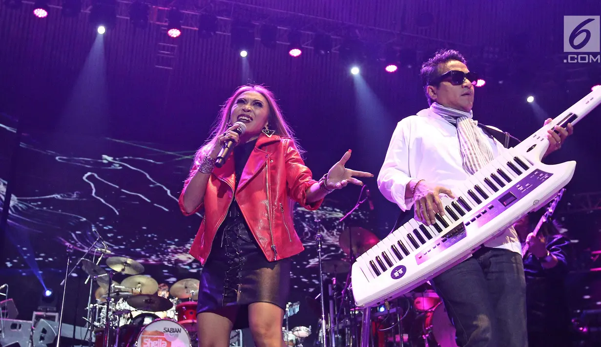 Aksi pemain band Krakatau Indra Lesmana dan Trie Utami saat konser supergroup di Jakarta, Selasa (21/11). Konser supergroup menghadirkan lima band ternama tanah air, yakni God Bless, Krakatau, Sheila On 7, Gigi, dan Kahitna. (Liputan6.com/Herman Zakharia)