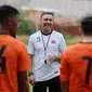 Pelatih Persija Jakarta, Thomas Doll, tersenyum saat berbincang dengan Ryo Matsumura sesi latihan di Nirwana Park, Sawangan, Depok, Rabu (31/5/2023). Pemain asal Jepang itu didatangkan Macan Kemayoran dari Persis Solo dan diikat dengan kontrak berdurasi tiga musim. (Bola.com/M Iqbal Ichsan)