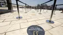 Sebuah penanda mengingatkan warga untuk menjaga jarak di dekat loket pembelian tiket Piramida Giza di Giza, Mesir (1/7/2020). Mesir pada Rabu (1/7) membuka kembali Museum Mesir, Piramida Giza, dan Kuil Luxor untuk kali pertama sejak ditutup akibat COVID-19 pada Maret lalu. (Xinhua/Ahmed Gomaa)