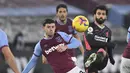 Penyerang Liverpool, Mohamed Salah (kanan) mencetak gol pembuka ke gawang  West Ham United pada lanjutan pekan ke-21 Liga Inggris 2020/2021 di London Stadium, Minggu (31/1/2021) malam WIB. West Ham dipaksa bertekuk lutut oleh Liverpool dengan skor 1-3. (Justin Setterfield/Pool via AP)