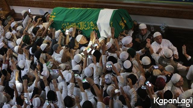 6 Potret Ribuan Jamaah Sambut Jenazah Ustaz Arifin Ilham di Masjid Az-Zikra Sentul