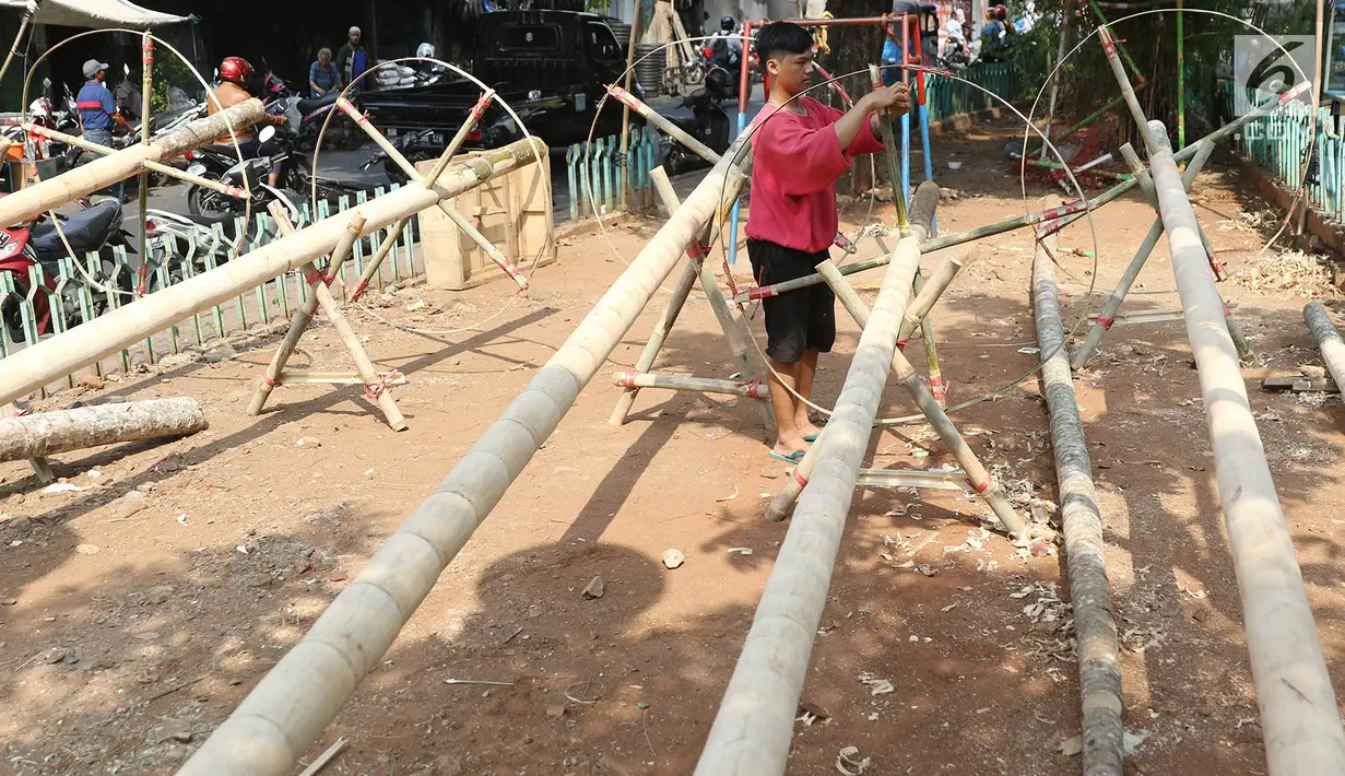 Pedagang menjual batang pohon pinang di kawasan Manggarai, Jakarta, Kamis (3/7). Pohon pinang tersebut dijual seharga Rp900ribu perbatang, yang banyak digunakan untuk meramaikan perlombaan perayaan HUT Kemerdekaan RI. (Liputan6.com/Immanuel Antonius)