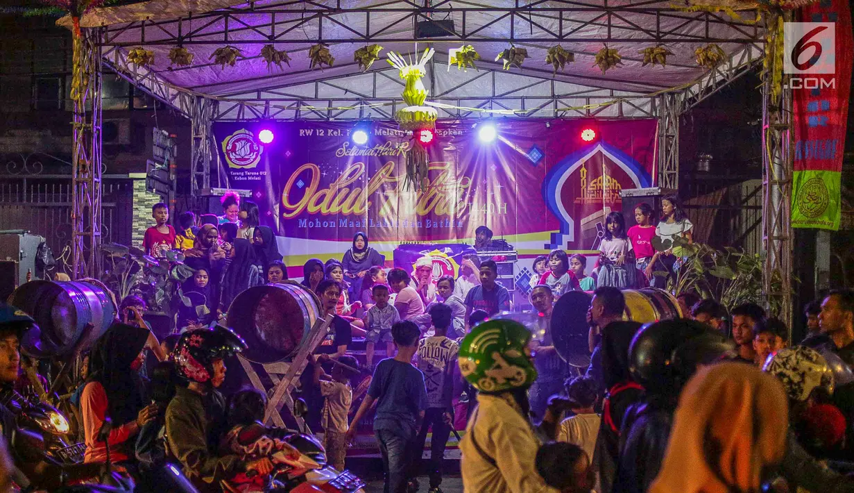 Warga melantunkan puji-pujian saat merayakan malam takbiran menyambut Hari Raya Idul Fitri 2019 di kawasan Tanah Abang, Jakarta, Selasa (4/6/2019). Pemerintah menetapkan Hari Raya Idul Fitri 1440 Hijriah jatuh pada hari Rabu 5 Juni 2019. (Liputan6.com/Faizal Fanani)