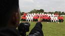 Pemain Persija Jakarta melakukan sesi foto sebelum latihan jelang laga Liga 1 di Lapangan Sutasoma, Jakarta, Jumat (07/12). Persija akan berhadapan dengan Mitra Kukar. (Bola.com/M Iqbal Ichsan)