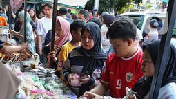 Takjil yang dijual di lokasi ini beragam, seperti serabi, gorengan, lemang, kolak, mi bihun, hingga beragam es. (Liputan6.com/Angga Yuniar)