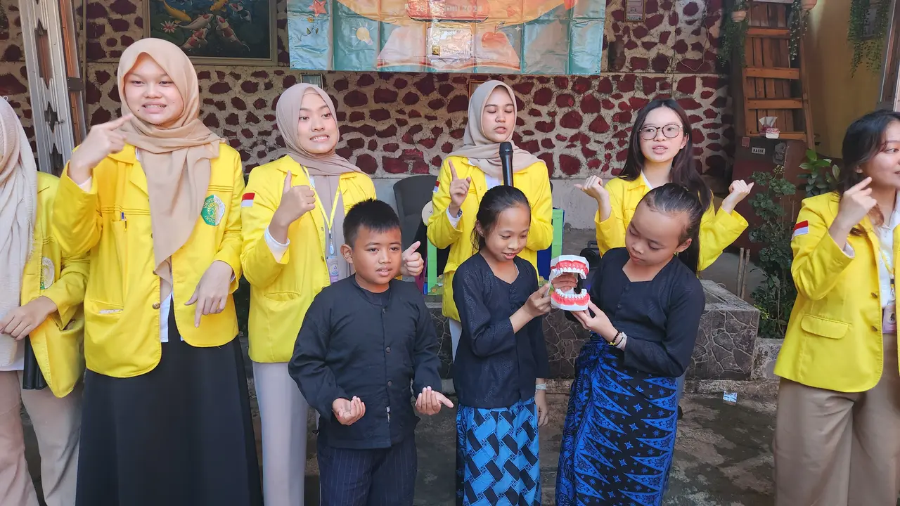 Tim Pengmas UI memberikan edukasi kesehatan kepada anak Baduy Luar, Desa Ciboleger, Banten. (Liputan6.com/Dicky Agung Prihanto)