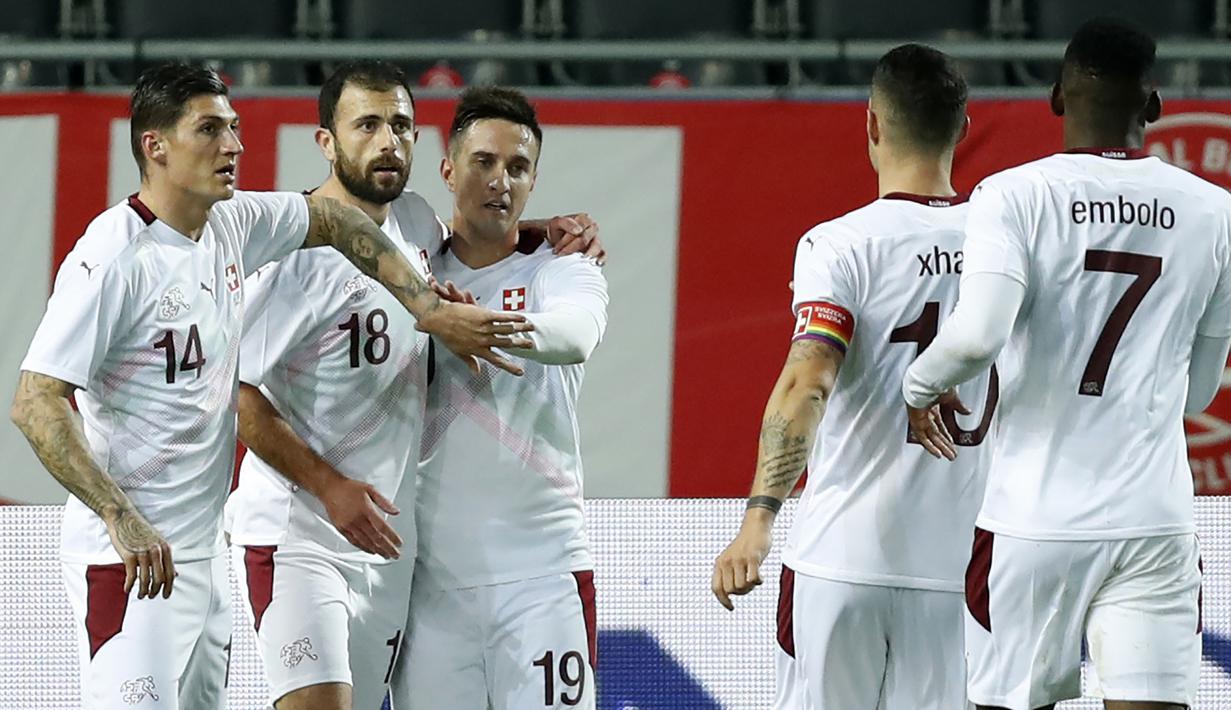 Para pemain Swiss merayakan gol ke gawang Belgia yang dicetak Admir Mehmedi (18) dalam pertandingan uji coba Internasional di Stadion King Power, Belgia, Kamis (12/11/2020) dini hari WIB. Swiss tumbang 1-2 dari Belgia. (AP Photo/Francisco Seco).