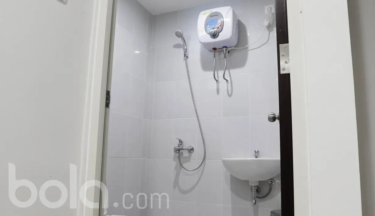 Suasana kamar mandi di wisma Atlet di Kemayoran. Setiap unit bisa menampung tiga orang, terdiri atas dua kamar tidur, kamar mandi, ruang tamu dan tempat cuci. (Bola.com/M Iqbal Ichsan)