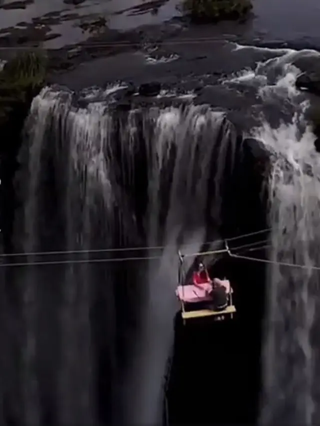 Sensasi Piknik Pakai Meja Gantung di Atas Air Terjun Ini Dibanderol Rp 6,8 Juta, Tertarik Coba?