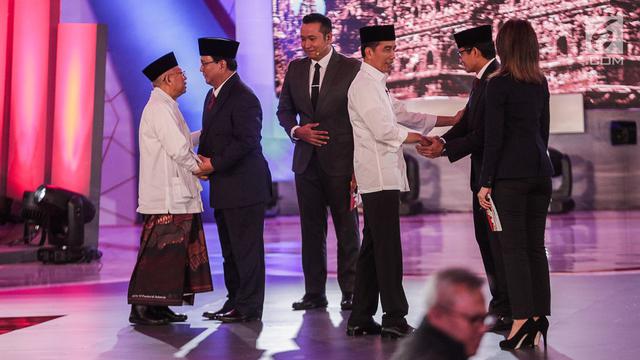 Peluk Hangat Jokowi - Prabowo Akhiri Debat Perdana Pilpres 2019