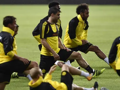 Striker Dortmund, Pierre-Emerick Aubameyang, bersama rekan-rekannya berlatih di Guangdong, Cina, Senin (17/7/2017). Dortmund akan menghadapi AC Milan pada laga International Champions Cup. (AFP)
