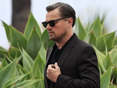 Leonardo DiCaprio meninggalkan sesi pemotretan untuk film "Killers of the Flower Moon" selama Festival Film Cannes 2023 di Cannes, Prancis selatan, pada 21 Mei 2023. (AFP/Valery Hache)