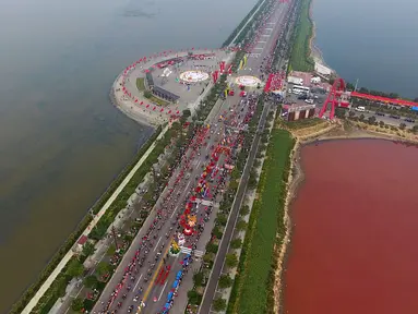 Air danau di Tiongkok tiba-tiba berubah jadi merah, Shanxi, Tiongkok, Minggu (25/9). Penyebab berubahnya warna air danau tersebut ternyata adalah ganggang. (REUTERS/Wei Liang)