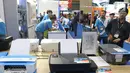 Pengunjung melihat pameran Indocomtech 2018, Jakarta, Rabu (31/10). Indocomtech 2018 diikuti 250 eksibitor, dari bidang telekomunikasi, komputer, software, games, smartphone, elektronik, dan aksesori yang ada di Indonesia. (Liputan6.com/Angga Yuniar)