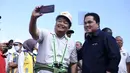 Ketua Umum PSSI, Erick Thohir berswafoto dengan salah seorang pekerja saat berkunjung ke Stadion Kapten I Wayan Dipta, Gianyar, Minggu (12/3/2023) dalam rangka meninjau kesiapan 6 venue Piala Dunia U-20 2023. (Bola.com/Alit Binawan)