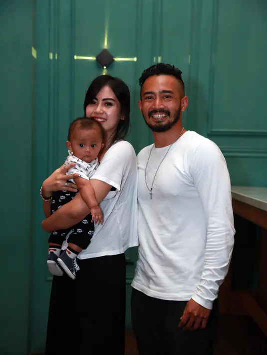 Pelajaran yang sangat berharga saat rumah tangga Yama Carlos dan Arfita belum lama ini goyang. Akibat kejadian itu, pemeran yang sekarang terlibat dalam film Satria itu, Yama mengaku banyak perubahan positif. (Nurwahyunan/Bintang.com)