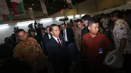 Presiden Joko Widodo (tengah) saat memantau ruang media center wartawan peliput Konferensi Asia Afrika di Jakarta Convention Center, Rabu (22/4/2015). (Liputan6.com/Herman Zakharia)