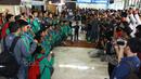 Para pemain Timnas Indonesia U-16 disambut wartawan saat tiba di Bandara Soekarno-Hatta, Cengkareng, Senin (19/6/2017). Timnas U-16 menjadi juara pada ajang Tien Phong Plastic Tournament 2017. (Bola.com/Nicklas Hanoatubun)