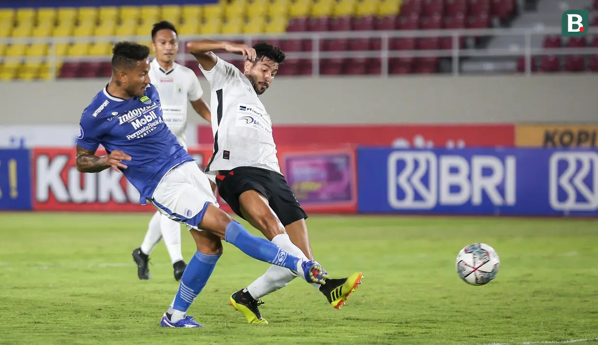 Pemain Persib Bandung, Wander Luiz (kiri) mencetak gol pertama timnya ke gawang Persipura Jayapura dalam laga pekan ke-10 BRI Liga 1 2021/2022 di Stadion Manahan, Solo, Sabtu (30/10/2021). (Bola.com/Bagaskara Lazuardi)
