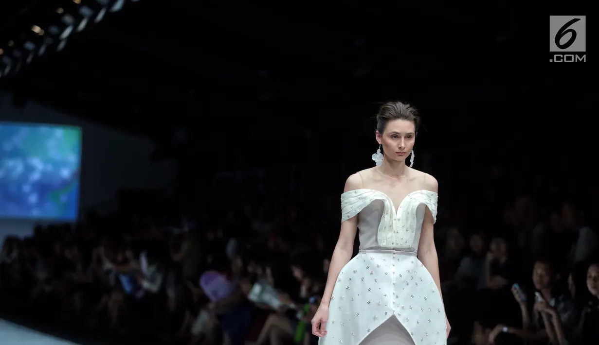 Seorang model berjalan diatas catwalk mengenakan karya desainer Bunka School of Fashion dalam ajang Jakarta Fashion Week 2018 di Senayan City, Jakarta, Kamis (26/10). (Liputan6.com/Faizal Fanani)