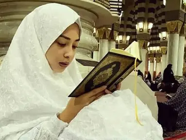 Tak hanya sekedar penampilan, Nikita Willy bahkan makin religius dari segi aktivitas harian. Belakangan wanita kelahiran 29 Juni 1994 itu dipergoki membangun masjid dan TPA gratis untuk anak-anak. (Liputan6.com/IG/@nikitawillyofficial94).