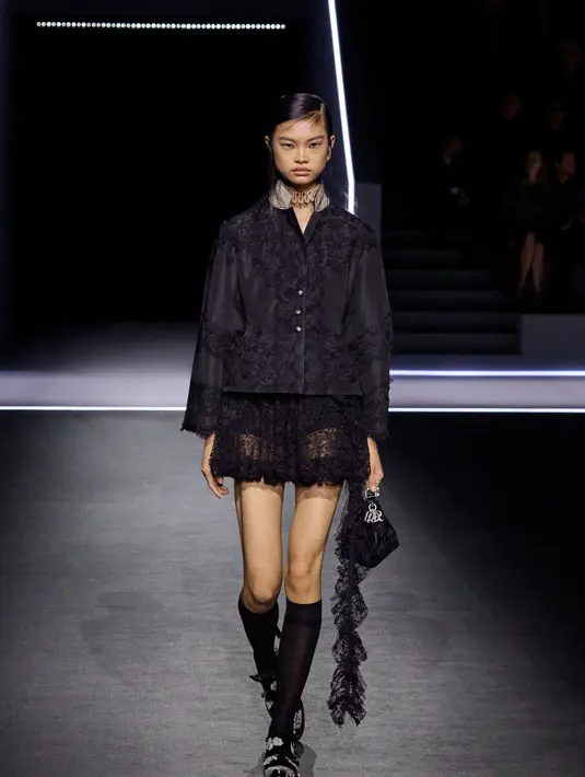 Jaket utilitarian seperti raincoat juga dimasukkan untuk memberi kesan modern dalam gaya sehari-hari.  [Dok/Dior],