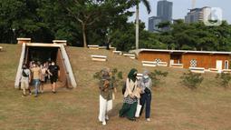 Warga mengunjungi area hutan kota di kawasan Gelora Bung Karno (GBK), Jakarta, Minggu (17/10/2021). Hutan Kota mulai dibuka secara umum dengan memberlakukan pembatasan sebanyak 150 orang dengan batas waktu satu jam kunjungan. (Liputan6.com/Herman Zakharia)