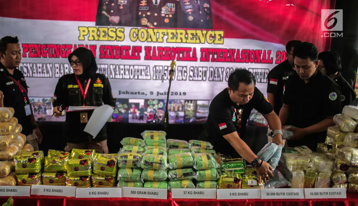 Petugas menata barang bukti kasus narkoba jaringan Malaysia-Indonesia di Bareskrim Mabes Polri, Jakarta, Selasa (9/7/2019). Selama 2019, Bareskrim Polri bersama stakeholder terkait menyita 177,500 Kg sabu-sabu dan 30 ribu butir ekstasi dari sindikat Malaysia-Jakarta. (Liputan6.com/Fazail Fanani)