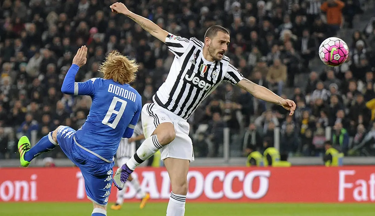Bek Juventus, Leonardo Bonucci, duel udara dengan gelandang Sassuolo, Davide Biondini. Sementara kekalahan ini membuat Sassuolo tertahan di posisi ke-7 klasemen sementara. (Reuters/Giorgio Perrotino)