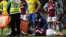 Pemain Belakang Aston Villa Nathan Baker (bawah) mengalami cedera saat laga pertandingan sepak bola Liga Utama Inggris antara Aston Villa melawan Arsenal di Villa Park, Birmingham, pada (13/01/14) waktu setempat. (Foto: AFP/Adrian Dennis)