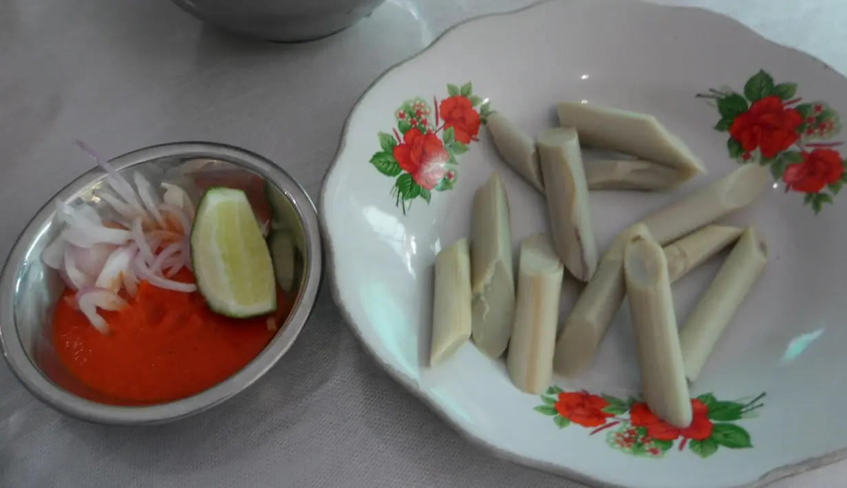 Masyarakat Tapanuli punya makanan khas terbuat dari rotan untuk berbuka puasa. Makanan ini disebut  pakat. Pakat adalah rotan muda yang dibakar dan hanya dapat Anda jumpai di kota Medan selama bulan Ramadan. (Istimewa)