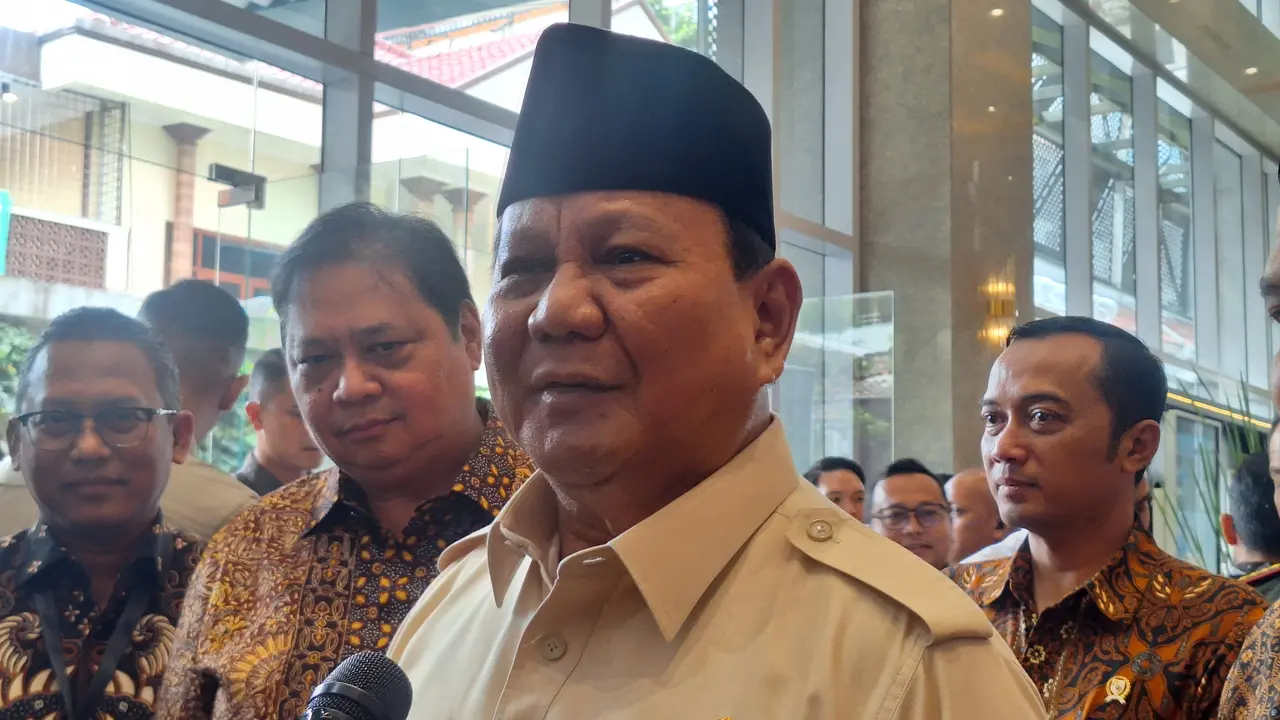 Presiden Prabowo Subianto saat diwawancara wartawan di The Gade Tower Jakarta Pusat, Rabu (26/2/2025). (Liputan6.com/Lizsa Egeham)