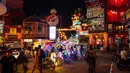 Wisatawan melintas di sebuah jalan di Melaka, Malaysia, 18 September 2020. Penjelajah legendaris China Cheng Ho (1371-1433) dan armadanya telah mengunjungi Melaka lima kali dalam tujuh pelayarannya. (Xinhua/Zhu Wei)