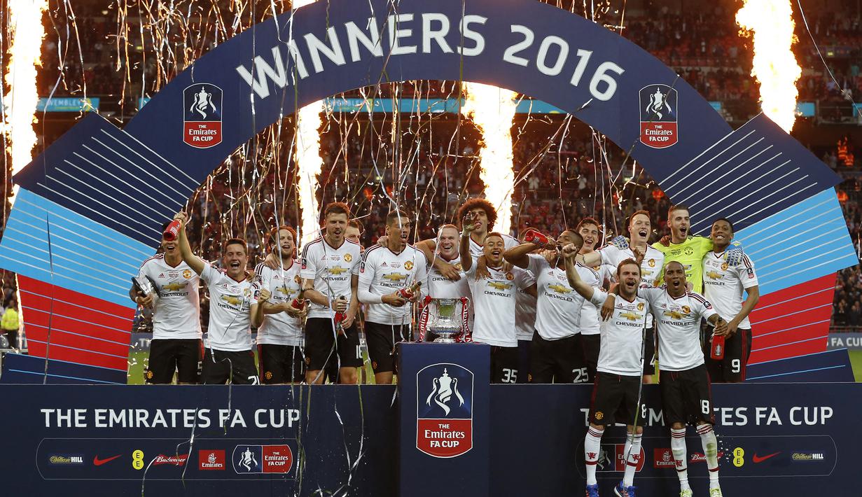 Selebrasi pemain MU setelah mengalahkan Crystal Palace dan keluar sebagai juara Piala FA 2015/2016. Kemenangan tersebut membuat Manchester United menduduki posisi kedua klub dengan raihan trofi terbanyak yaitu 12 trofi Piala FA. (AFP/Ian Kington)