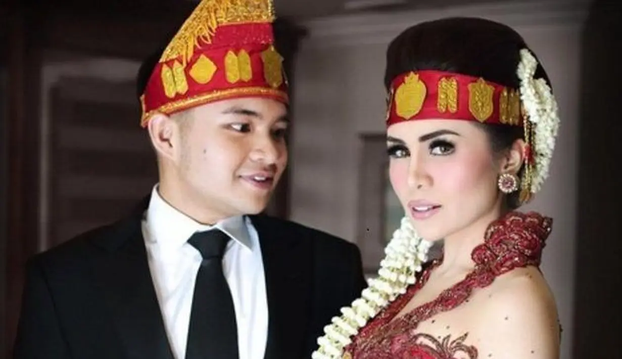 Mengenakan kebaya merah, Momo Geisha terlihat cantik sebagai pengantin perempuan. Wajahnya dipulas dengan makeup bernuansa peach nude [@therealmomogeisha]