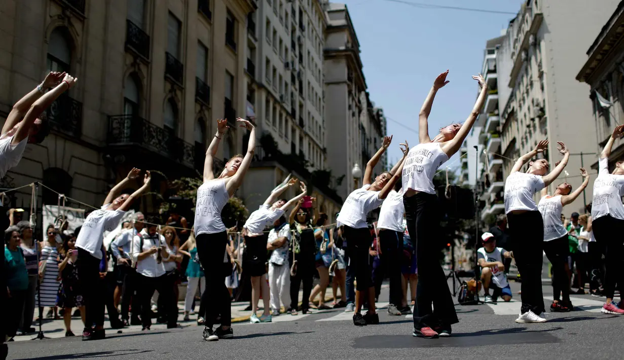 Penari balet menari saat memprotes pemotongan dana pemerintah di Buenos Aires, Argentina (1/2). 80 penari, koreografer, dan pekerja lainnya dari Balet Nasional kehilangan pekerjaan mereka akibat langkah-langkah pemerintah. (AP Photo/Natacha Pisarenko)